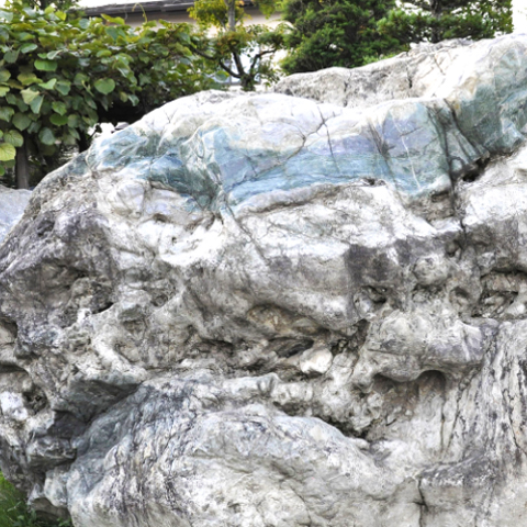 磨き石・小滝産・1.7kg】（高品質薄緑色ヒスイ）糸魚川天然翡翠原石