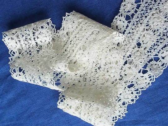 マルチーズレースのスカーフとアンティークブリュッセルレースのパーツ