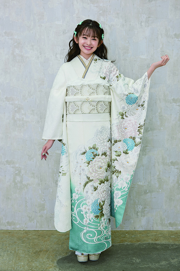 白地に溢れんばかりに咲いた花々と流水文様が動きを感じさせる振袖〈No
