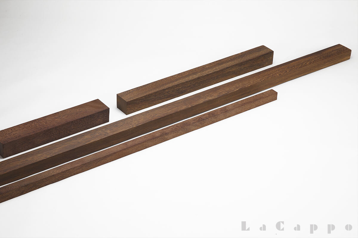 鉄刀木と書いて(たがやさん)と呼びます。唐木の中でも幻の銘木と言われ