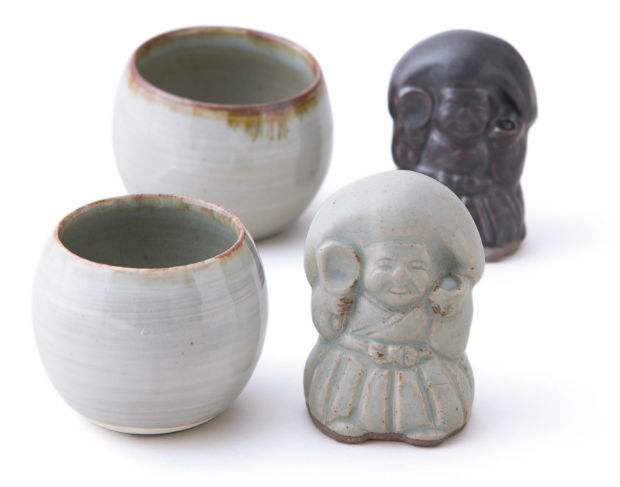 鹿児島のかわいい「田の神様（タノカンサア）」。しゃもじと茶碗を持っ