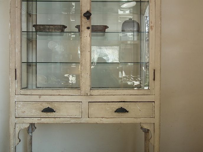 A00172 アンティーク 4面ガラスケビント 医療棚 | MANSIKKA