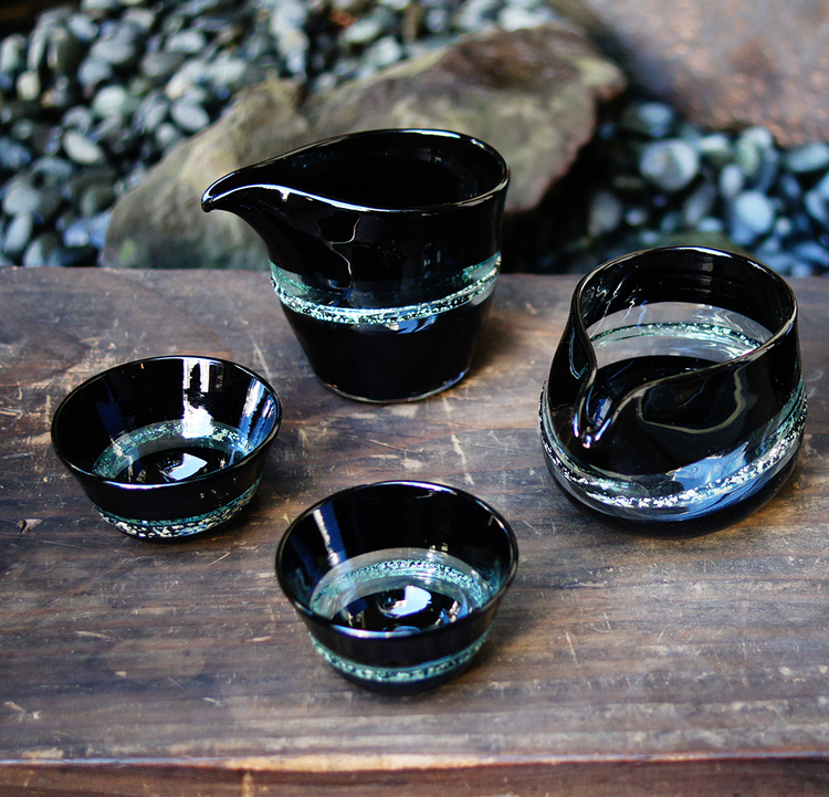 色彩と透明性。ふたつの表情が交わるガラス酒器『藻草–Mogusa