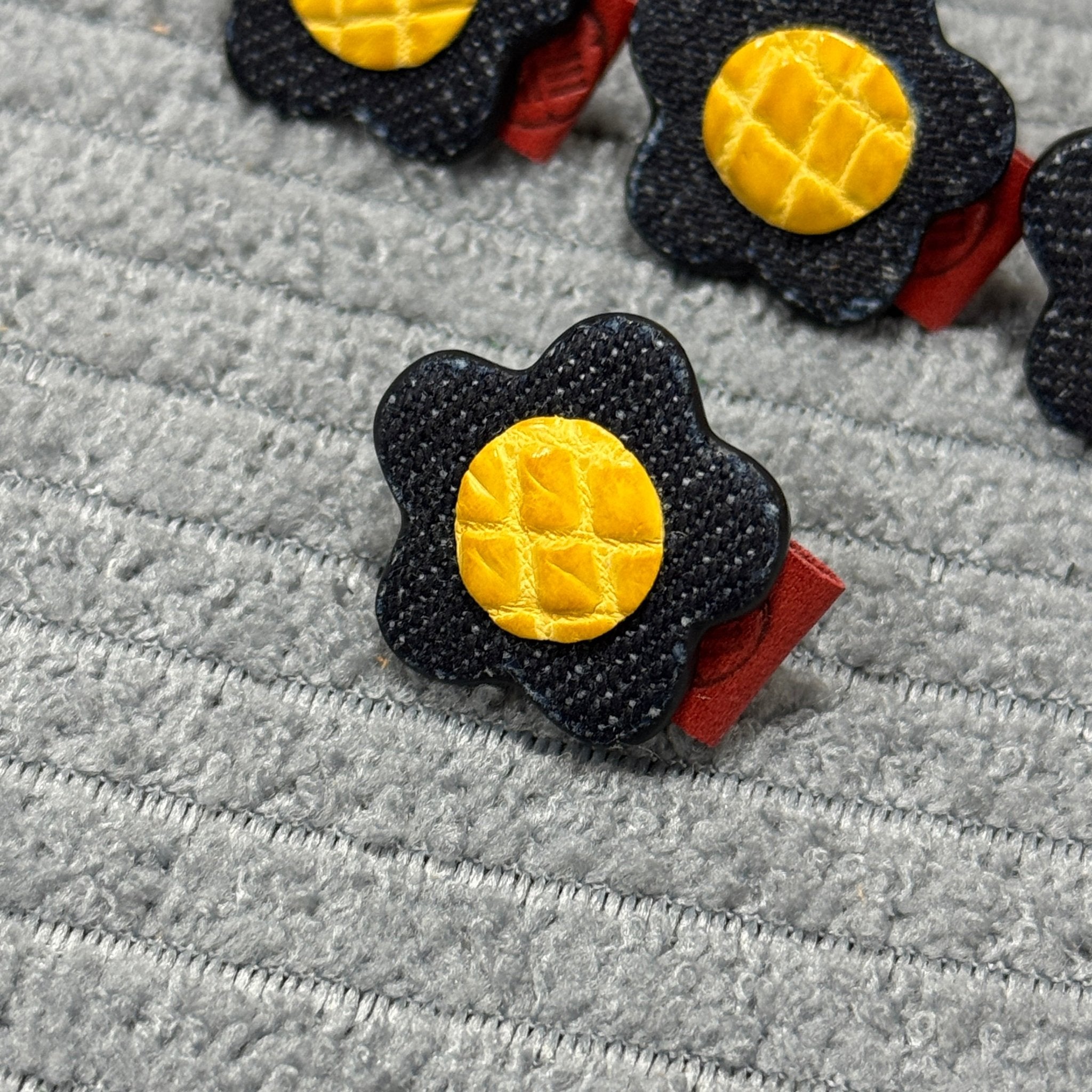 レザーブローチ 純花/すみれ｜デニム&クロコ – 松下庵