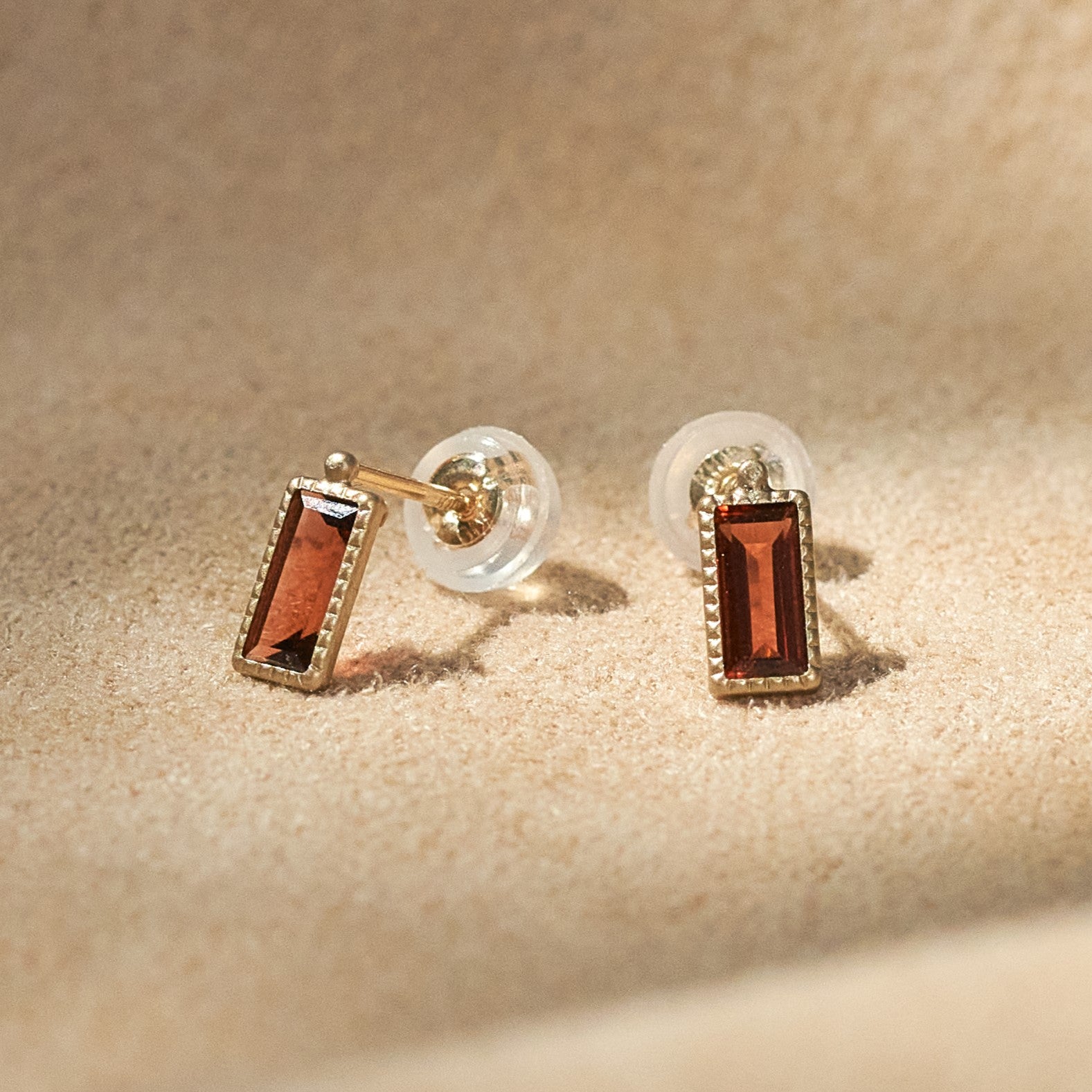 K10 つや消し スクエア ピアス（ガーネット）- me.（エムイードット）