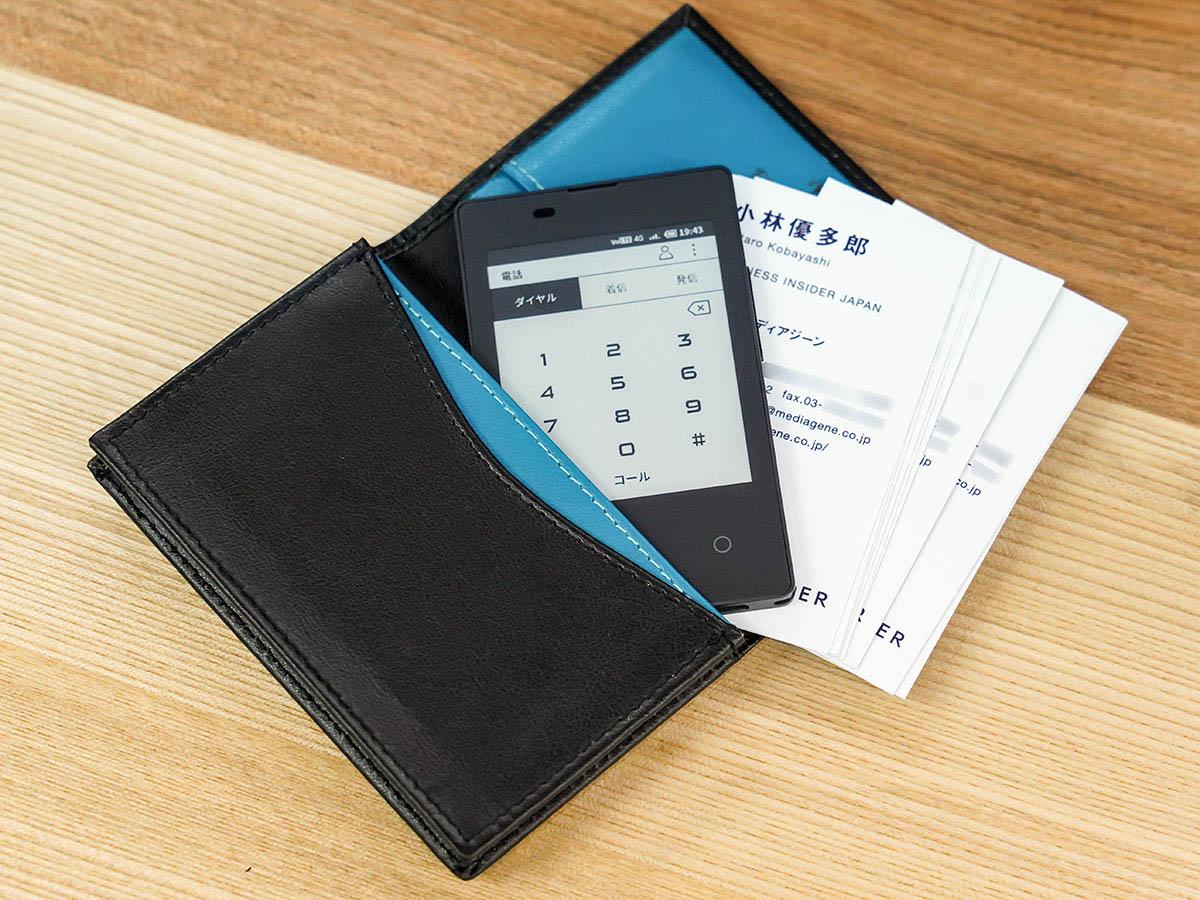 海外メディアも注目する ドコモ「世界最薄ケータイ」実機レビュー