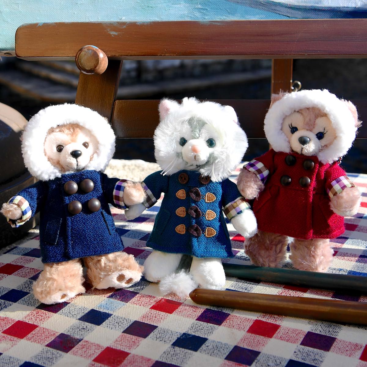 ふわもこフード付きコートがかわいい！ダッフィー2017冬ぬいぐるみバッジ -