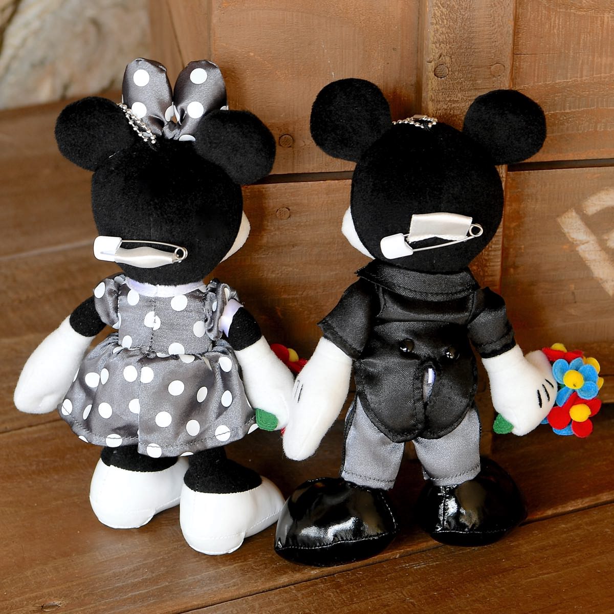 グッズ ディズニー ぬいぐるみバッジ 新品 ミッキー ミニー モノクロ