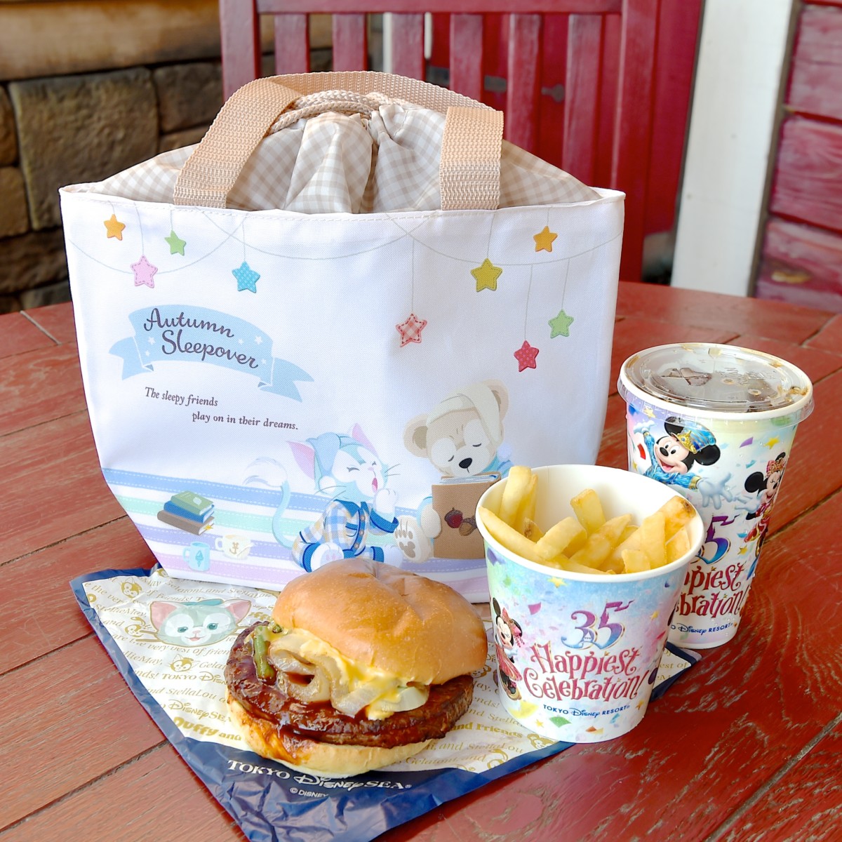 ダッフィーのオータムスリープオーバー」スーベニアランチケース付き