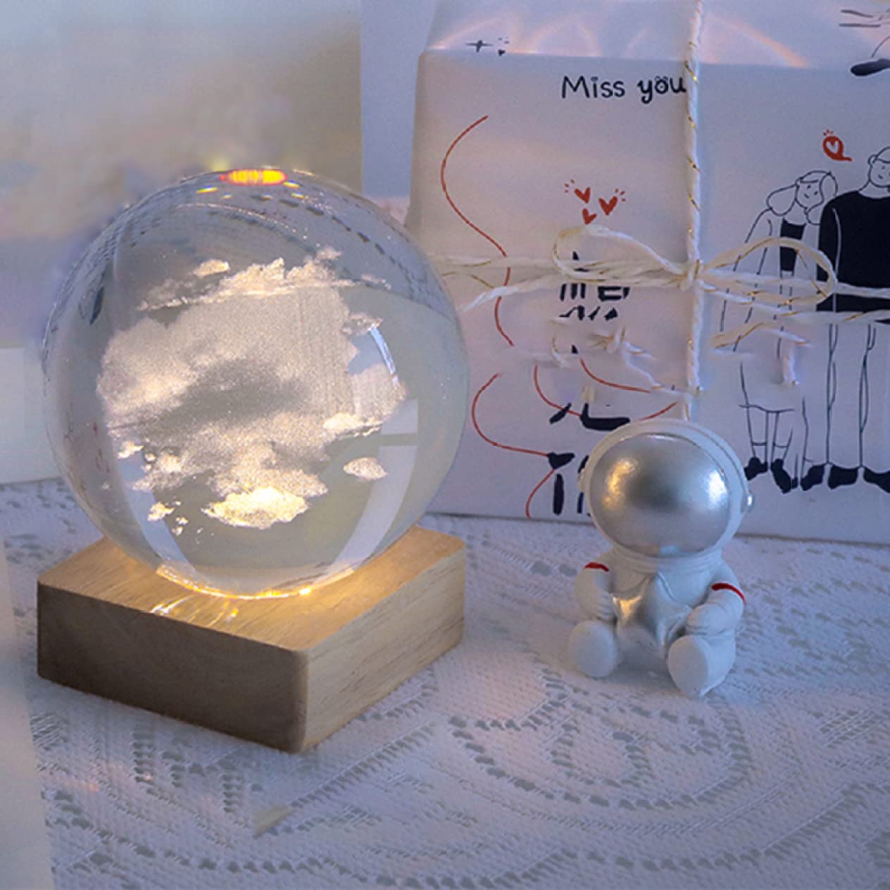 クリスタルガラスのアート作品 オベリスクの先頭に地球儀があります