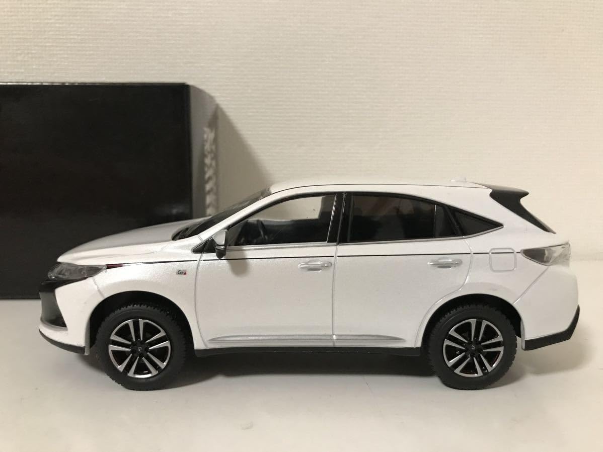 トヨタ ハリアー ミニカー ホワイトパール 非売品 1/30スケール Amazon
