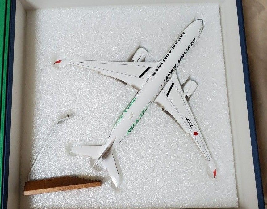 Amazon.co.jp: JAL A350-900 1/200 3号機特別塗装 限定完成品 : おもちゃ