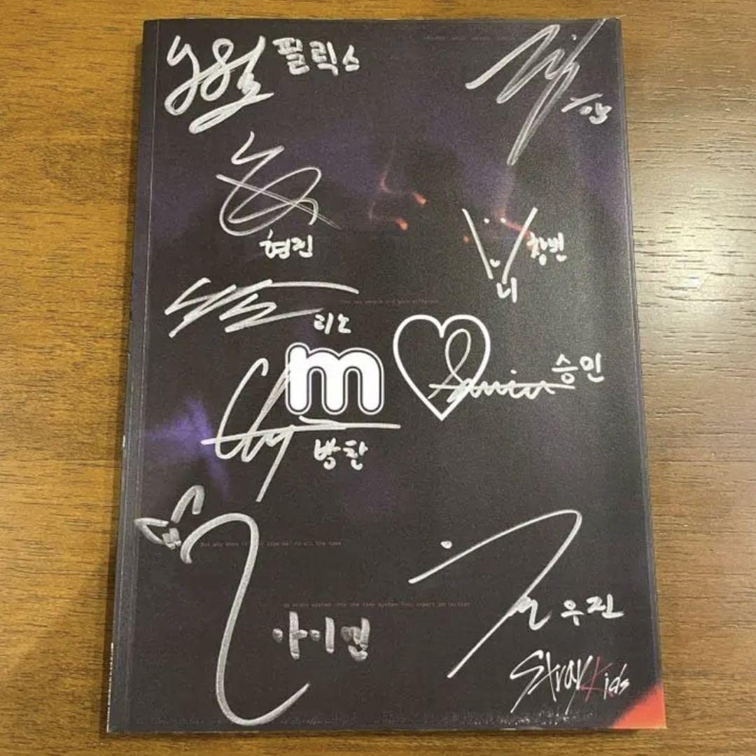 Stray Kids 直筆サイン入り写真 Amazon.co.jp: stray kids 直筆サイン