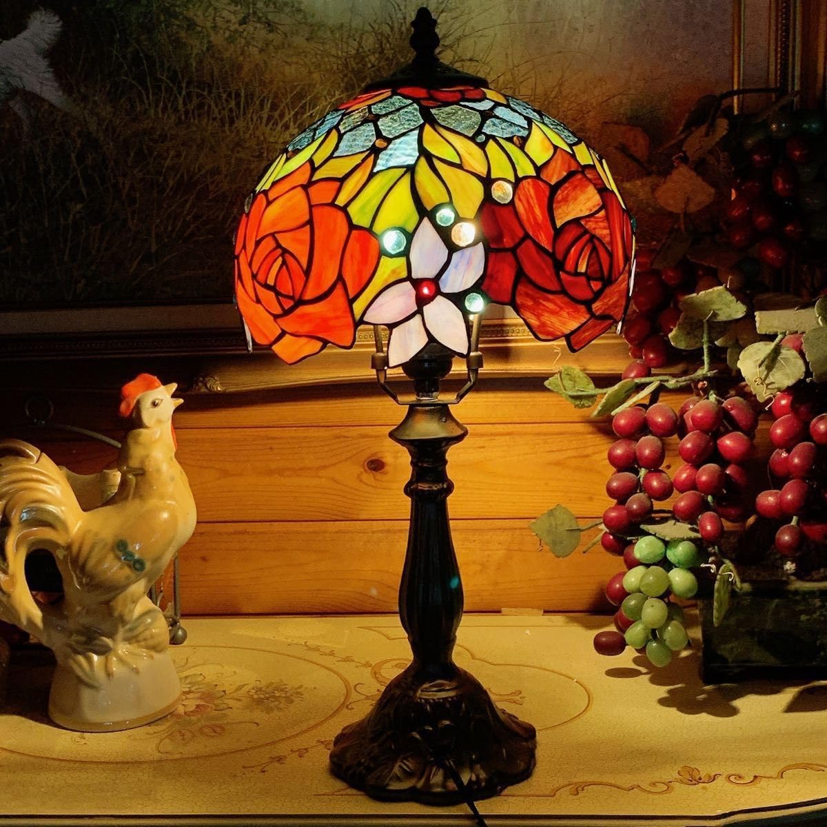 薔薇があでやかな大きなステンドグラス／宙に浮かぶ常夜灯がまるで