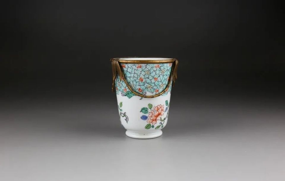 在文物中绚烂盛开的梅花