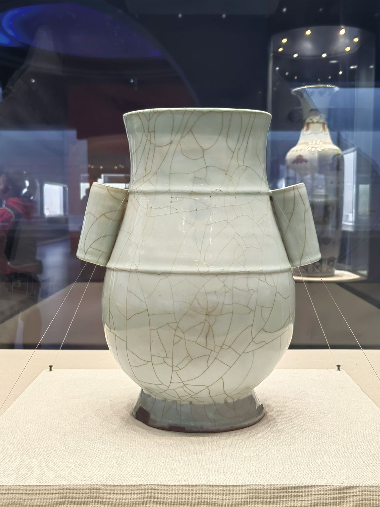 一窥青釉贯耳瓶： 官窑匠心的绝美诠释