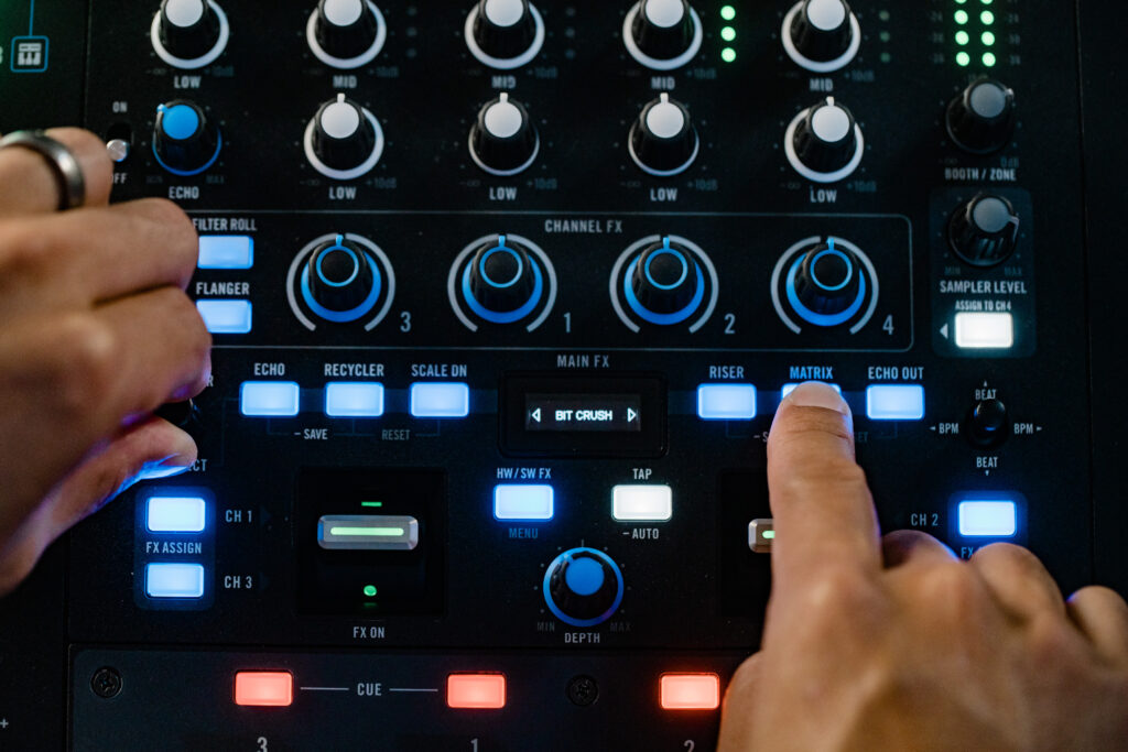 3/8発売】Stems機能搭載！4チャンネル・DJコントローラー「Rane / FOUR