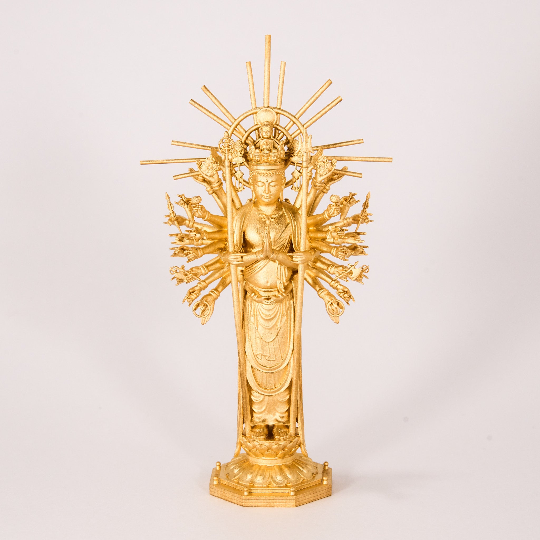 精緻な金属製仏像、金色の装飾、仏教文化の象徴。 楽天市場】【お