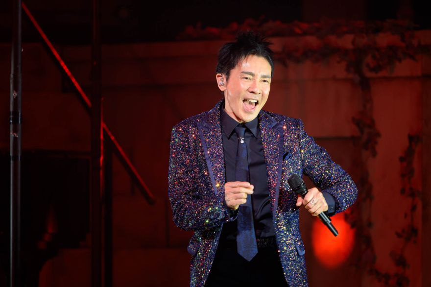 極上の歌と演奏とパフォーマンスが融合した、壮麗な