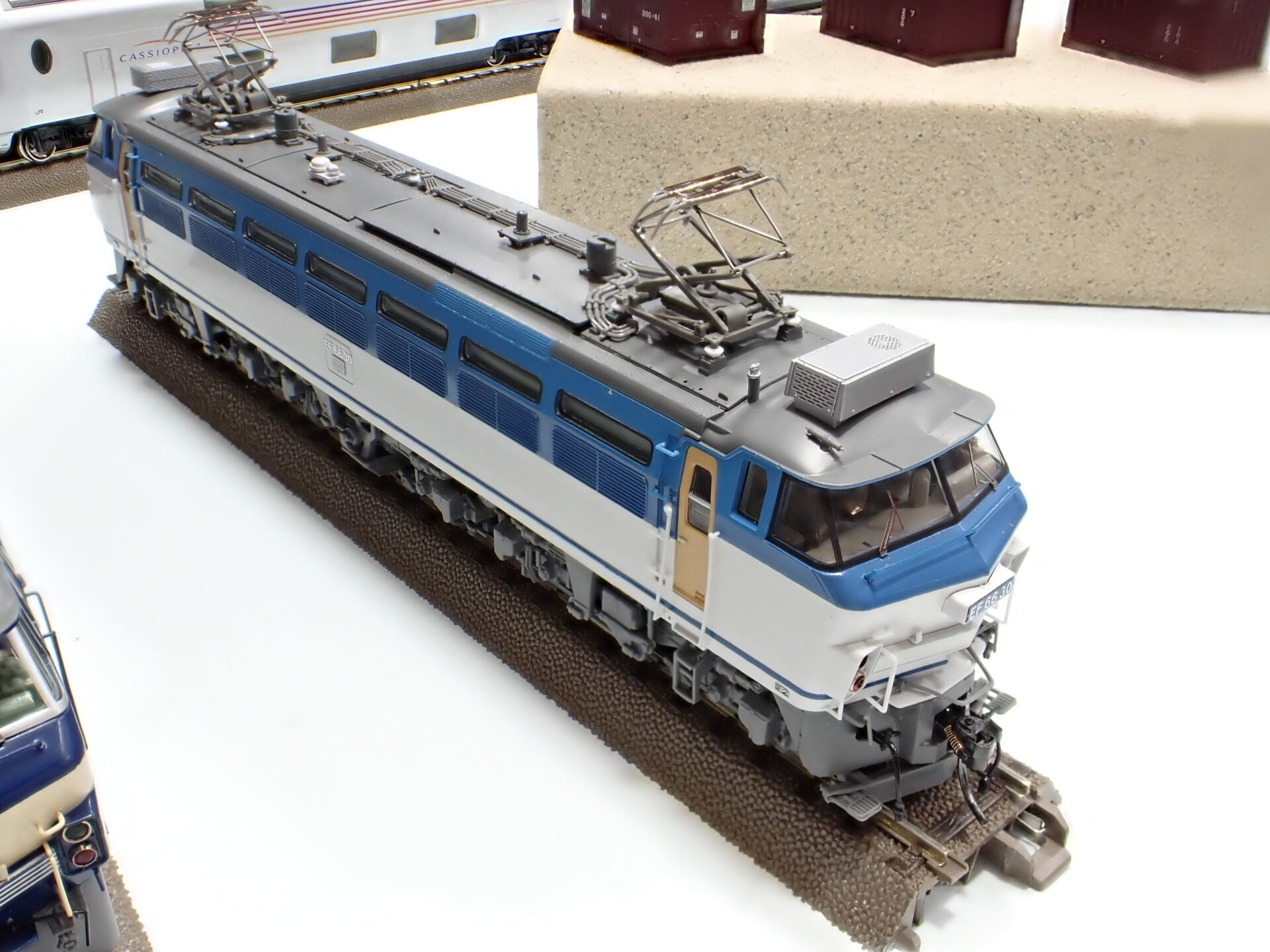 TOMIX HOEF66形電気機関車 JR貨物更新車HO-117 の紹介: 三次元