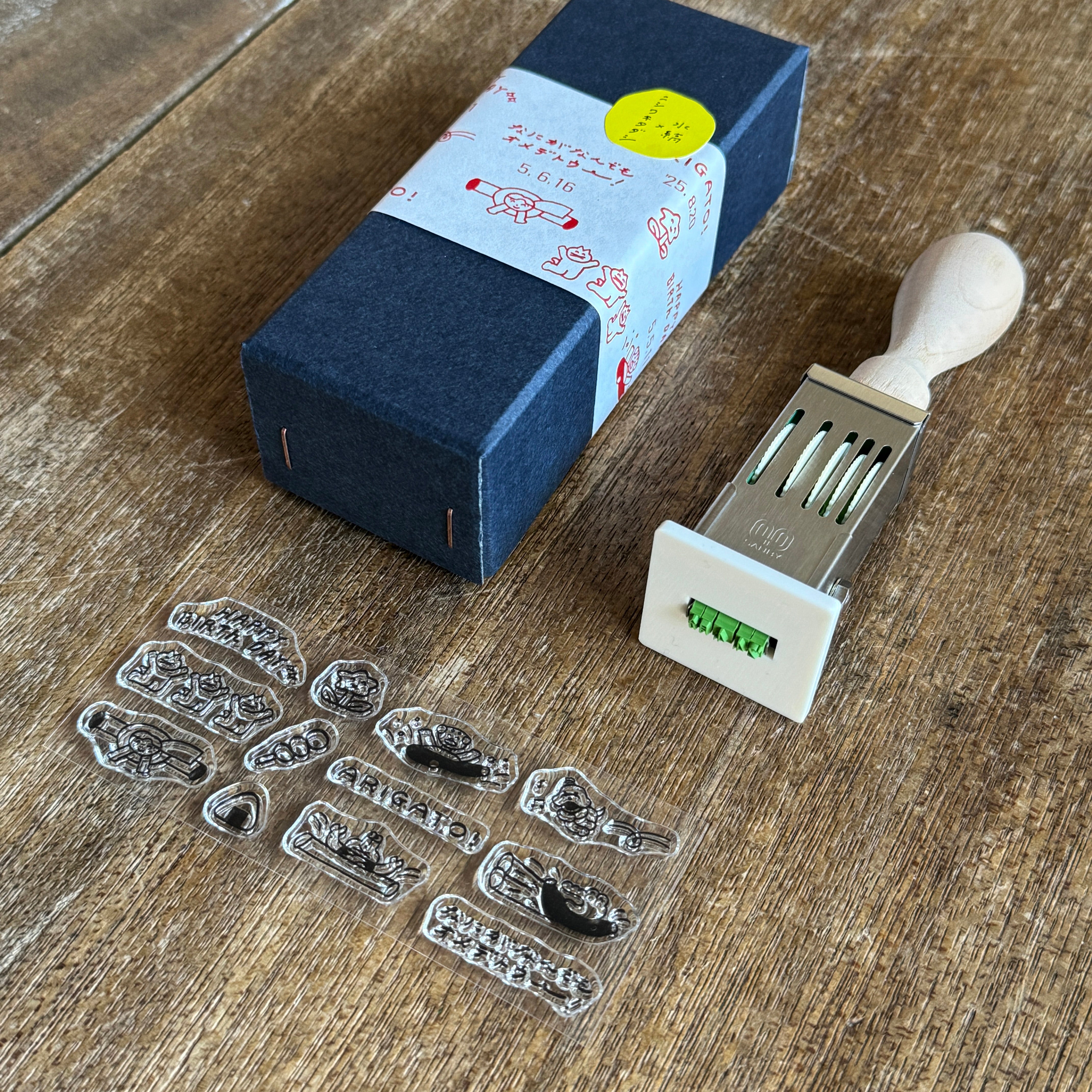 ニシワキタダシ×水縞 自在日付印 お祝い ポーズ ＜メール便不可＞