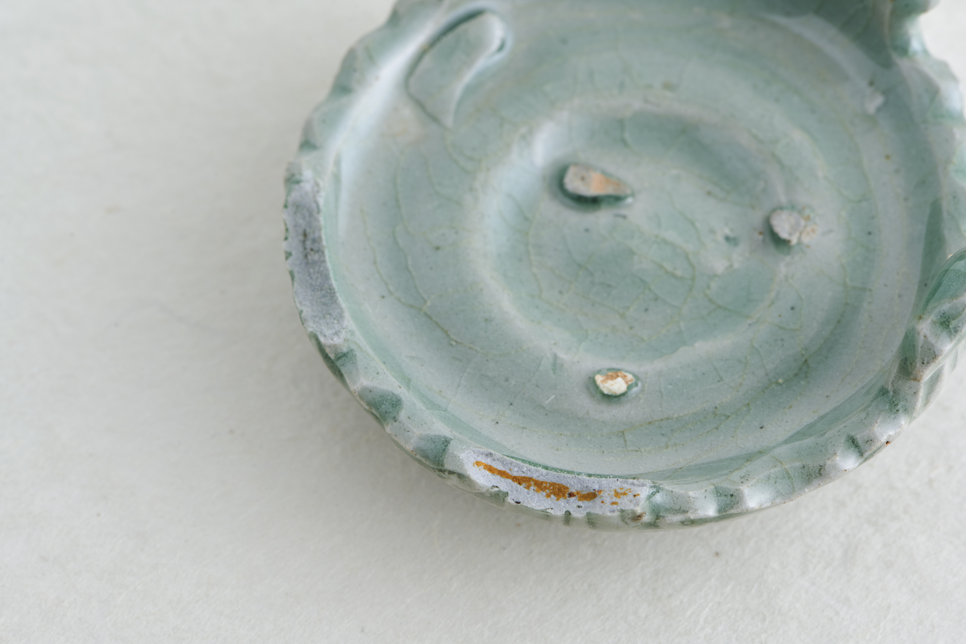 高麗青磁 陽刻菊花文輪花形盞・托 – 古美術中上