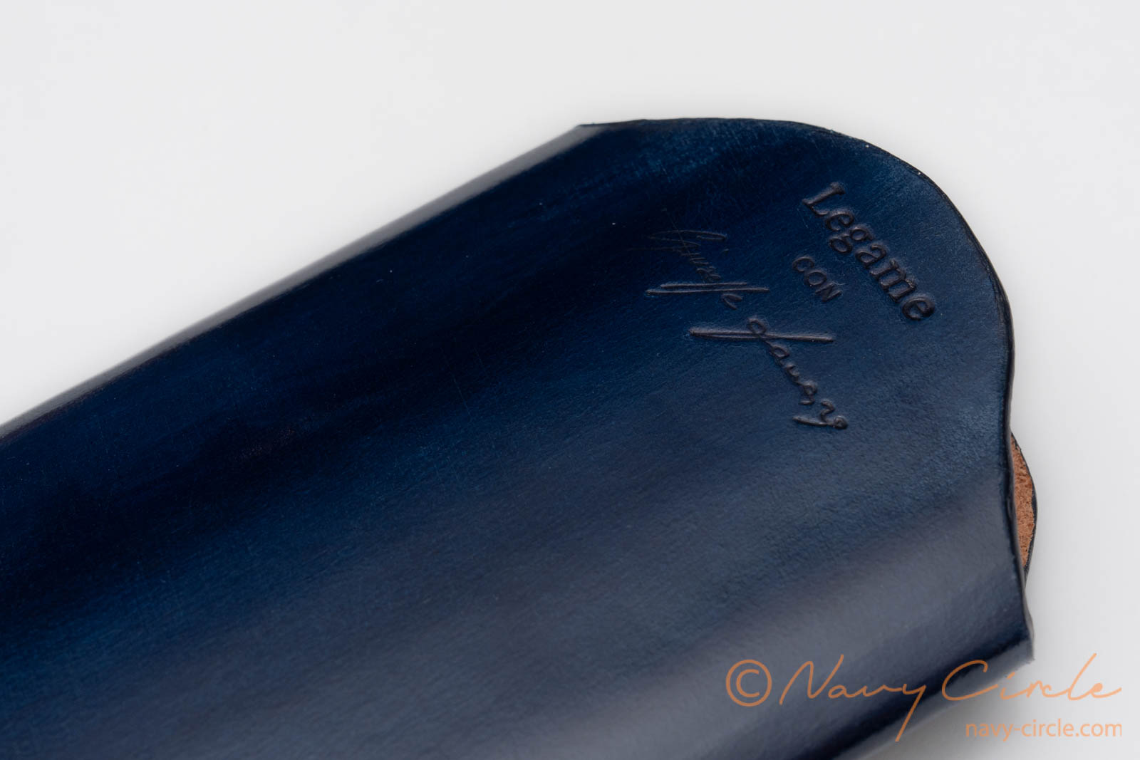 フィレンツェ伝統の工芸様式。Legameのヌメ革眼鏡ケース | Navy Circle