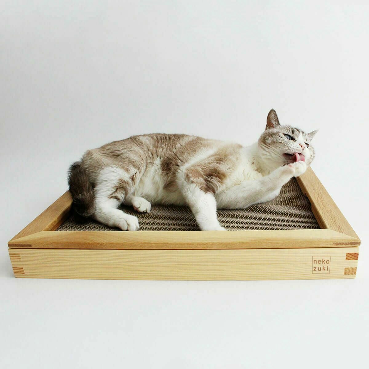 猫の木製爪とぎベッド。動いてしまう不安定な研ぎ場対策にお薦め