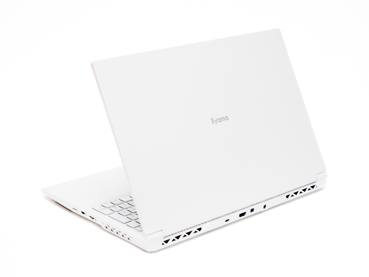 ミルキーホワイトの筐体が新鮮！ メモリたっぷりで動画編集も快適な高