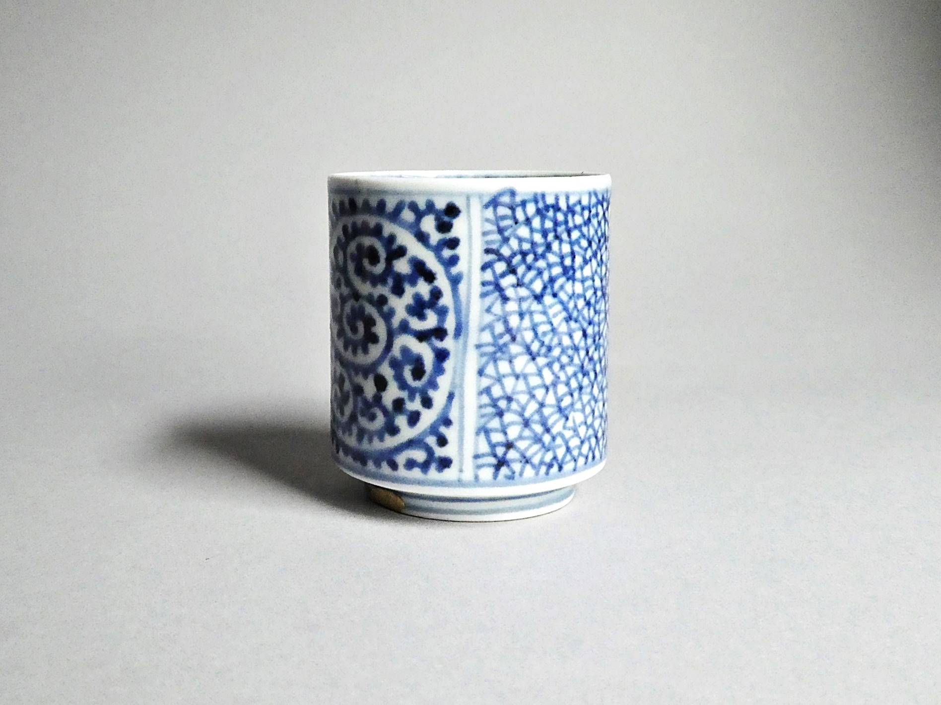 古伊万里 染錦 一つ葵に唐草 氷裂紋の図 のぞき 猪口 E211AS-BXg 古