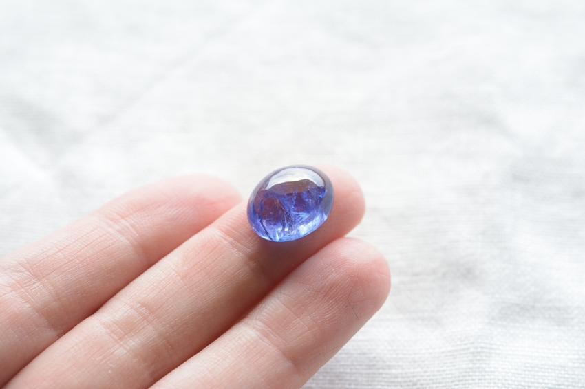タンザナイト【29】ルース・カボション（14×11.5mm）