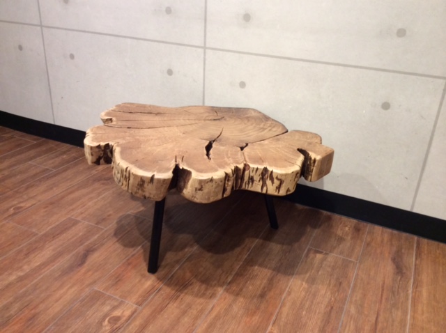 一枚板のコーヒーテーブルは、ライブ感いっぱい - バイヤーズブログ
