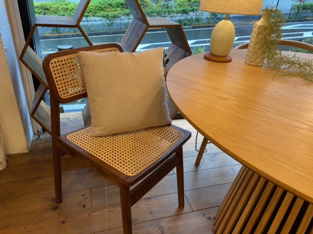 チェアのご紹介】人気のラタンチェアが再入荷しました - スタッフブログ