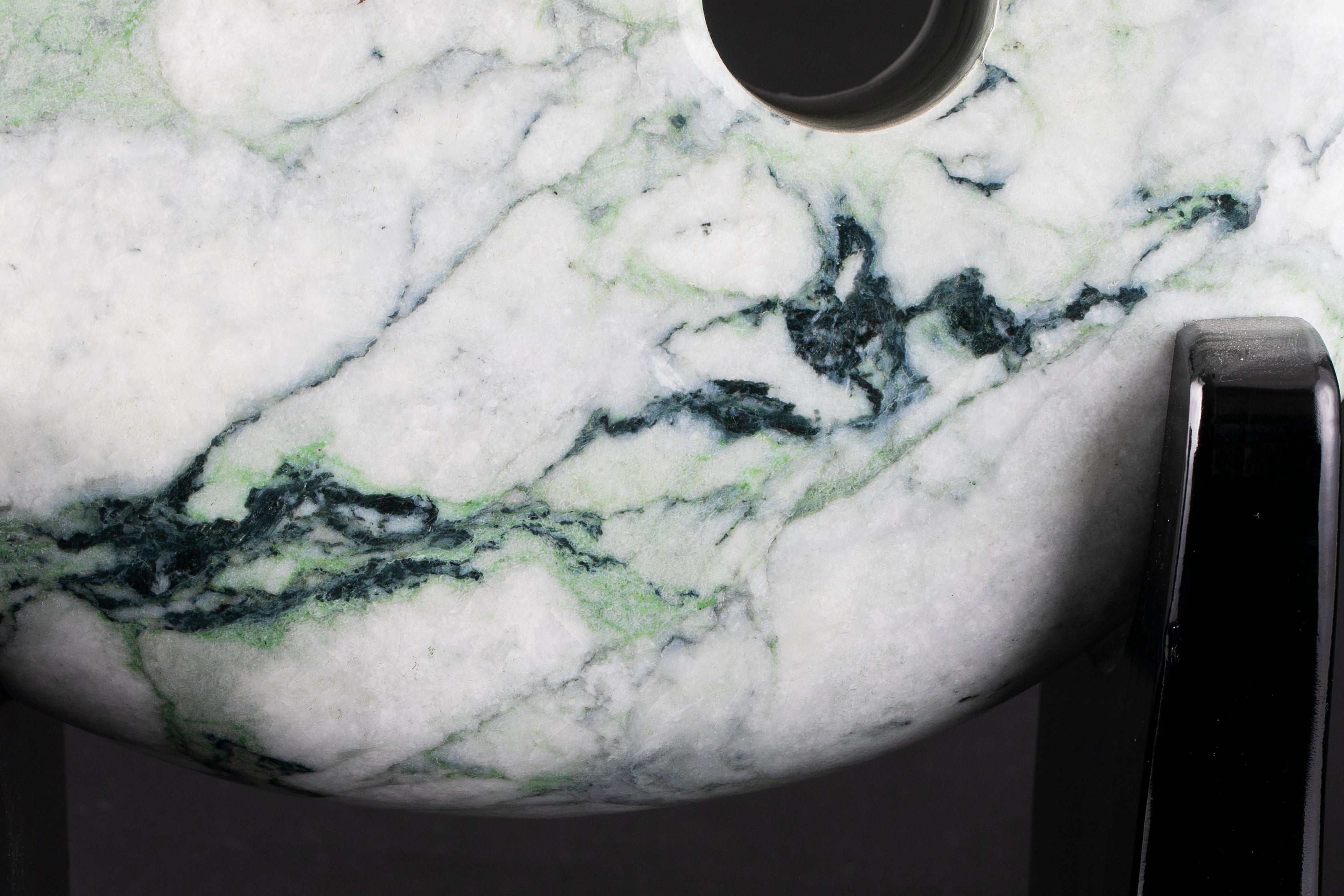 最強のまがたま見参】プレミアム・糸魚川翡翠 勾玉/23.85kg