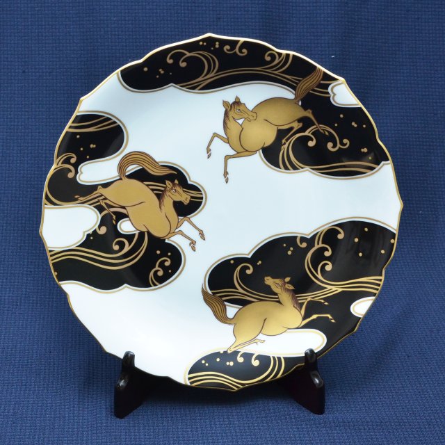 黒金彩遊馬文）飾り皿|有田焼の老舗-香蘭社オンラインショップ