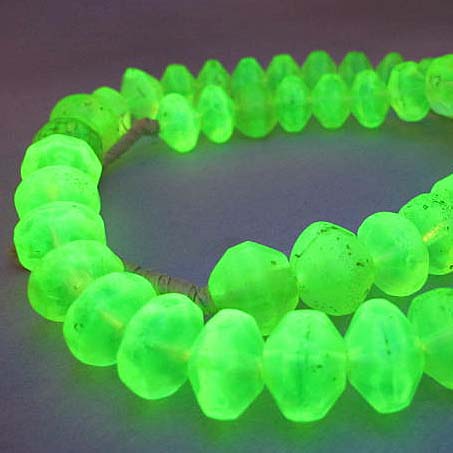 ウランガラスビーズと呼ばれるとんぼ玉・アンティークビーズ