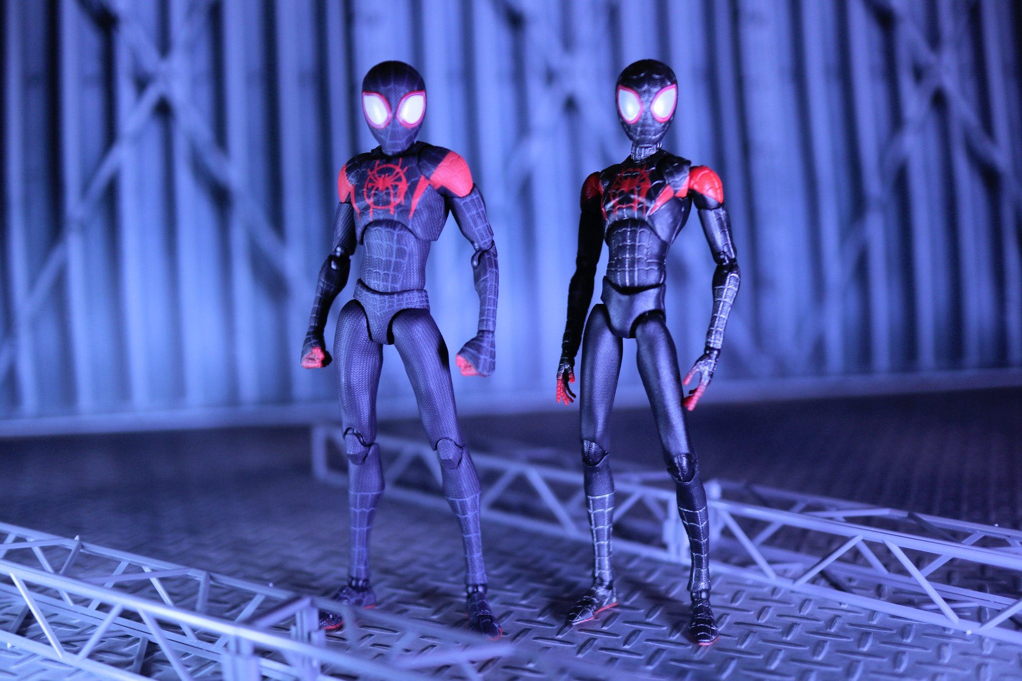 スパイダーマン：スパイダーバース』より「スパイダー・グウェン」と