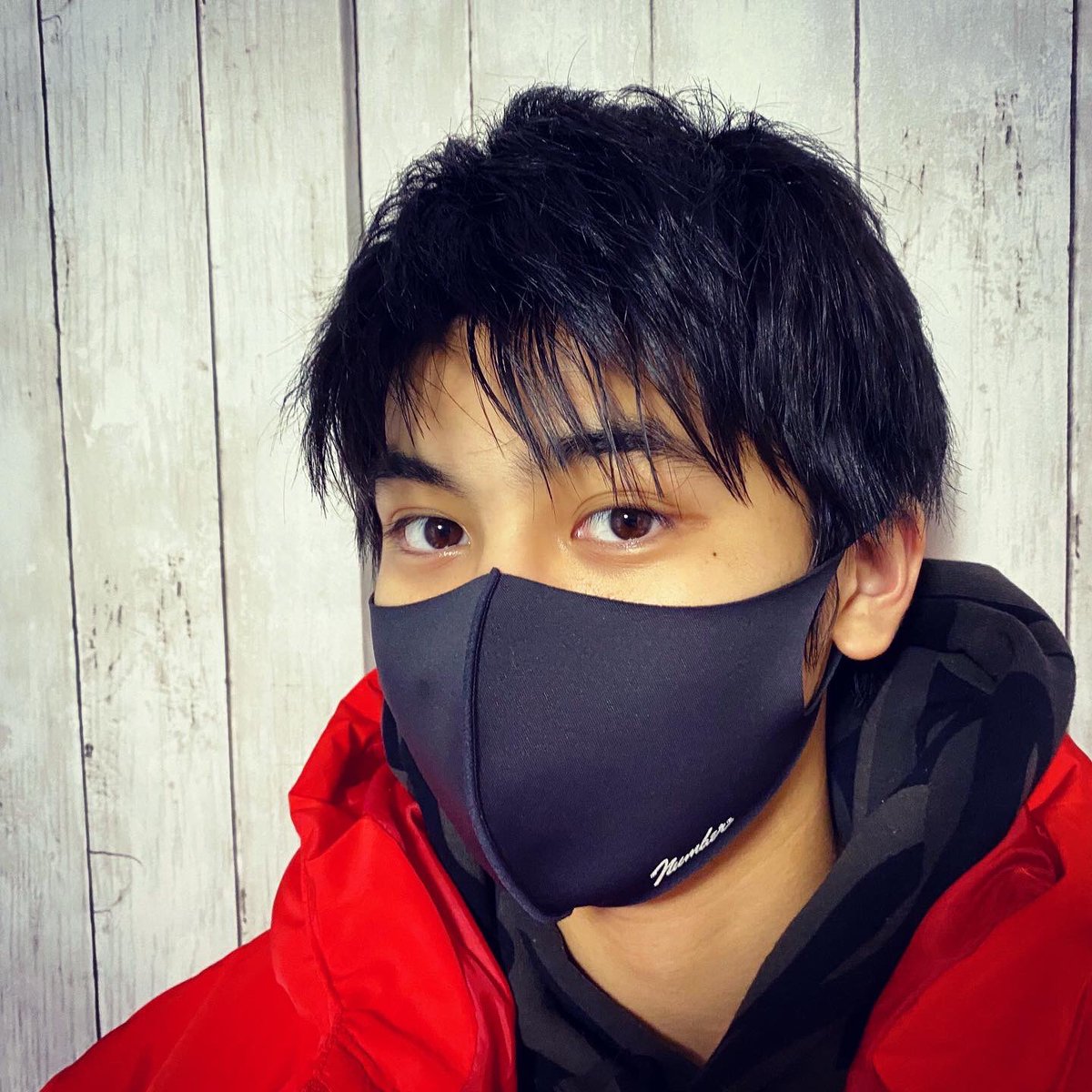 上質でカッコいい NUMBER(N)INEさんのマスクをつけると、ちょっと大人
