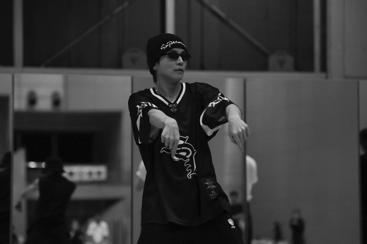 岩田剛典 クリアチャーム 背景あり 後ろ姿 背面 黒衣装 レア 岩田剛典