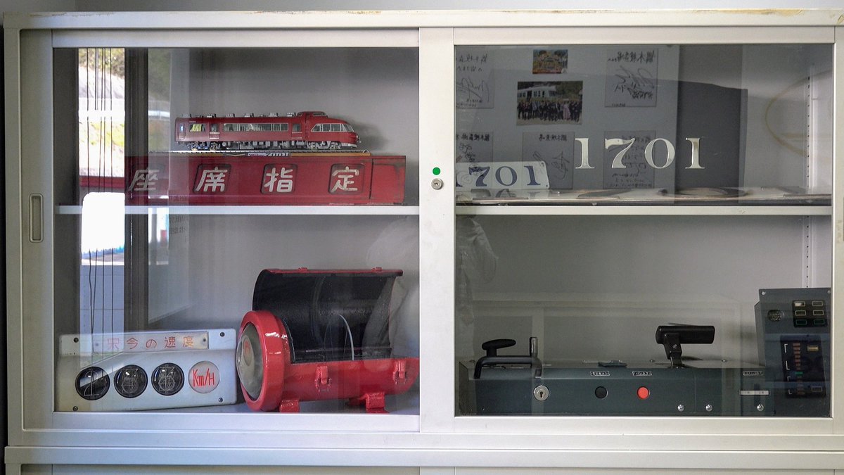 名鉄パノラマカーで使用されていた初代客室速度計の「km/H」部分を手に