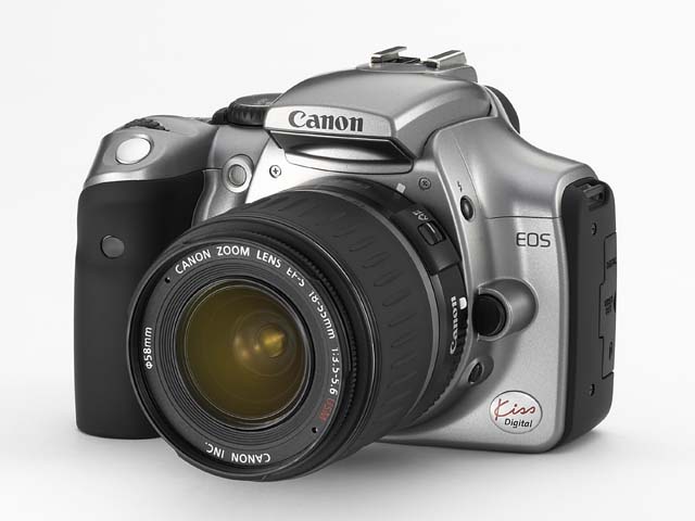 キヤノン、実売12万円のデジタル一眼レフ「EOS Kissデジタル」