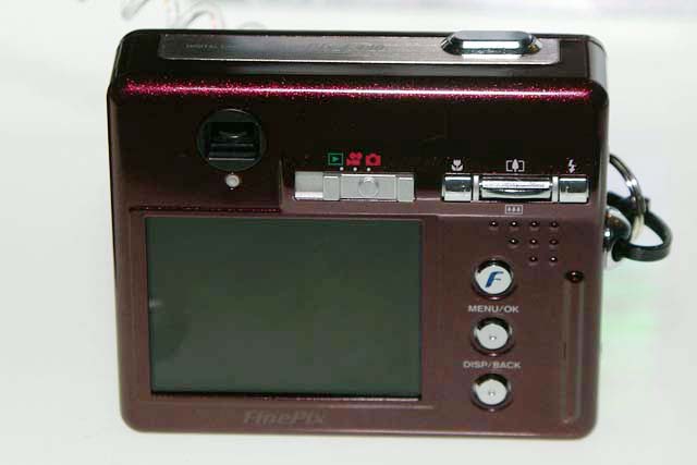 富士写真フイルム、スクエアデザインの500万画素デジカメ「FinePix