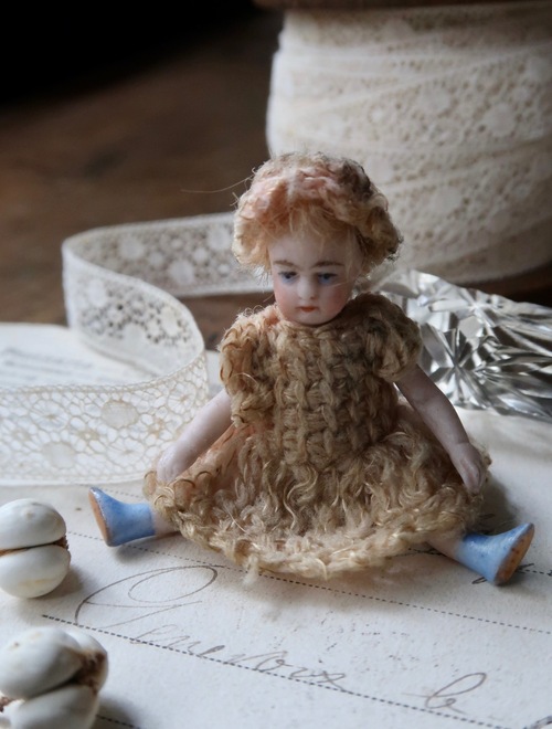 アンティークの小さなビミニグラスかわいい少女 アンティークの小さな