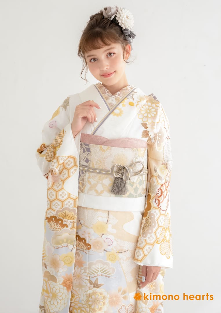 鮮やかな赤色に四季折々の花々が咲く古典柄振袖｜希空のふりそで