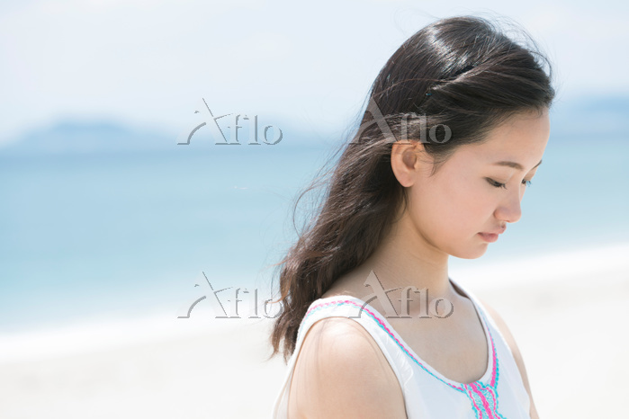 うつむく日本人女性の横顔 [72550442]の写真素材 - アフロ