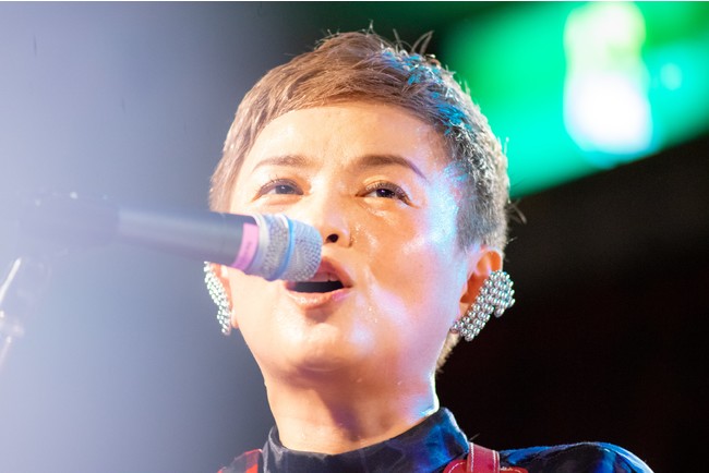 橘いずみ直筆の書で、純米大吟醸酒とアナログレコードが「失格