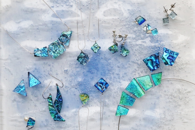 これからの季節にぴったりの「透き通って光り輝くガラスアクセサリー