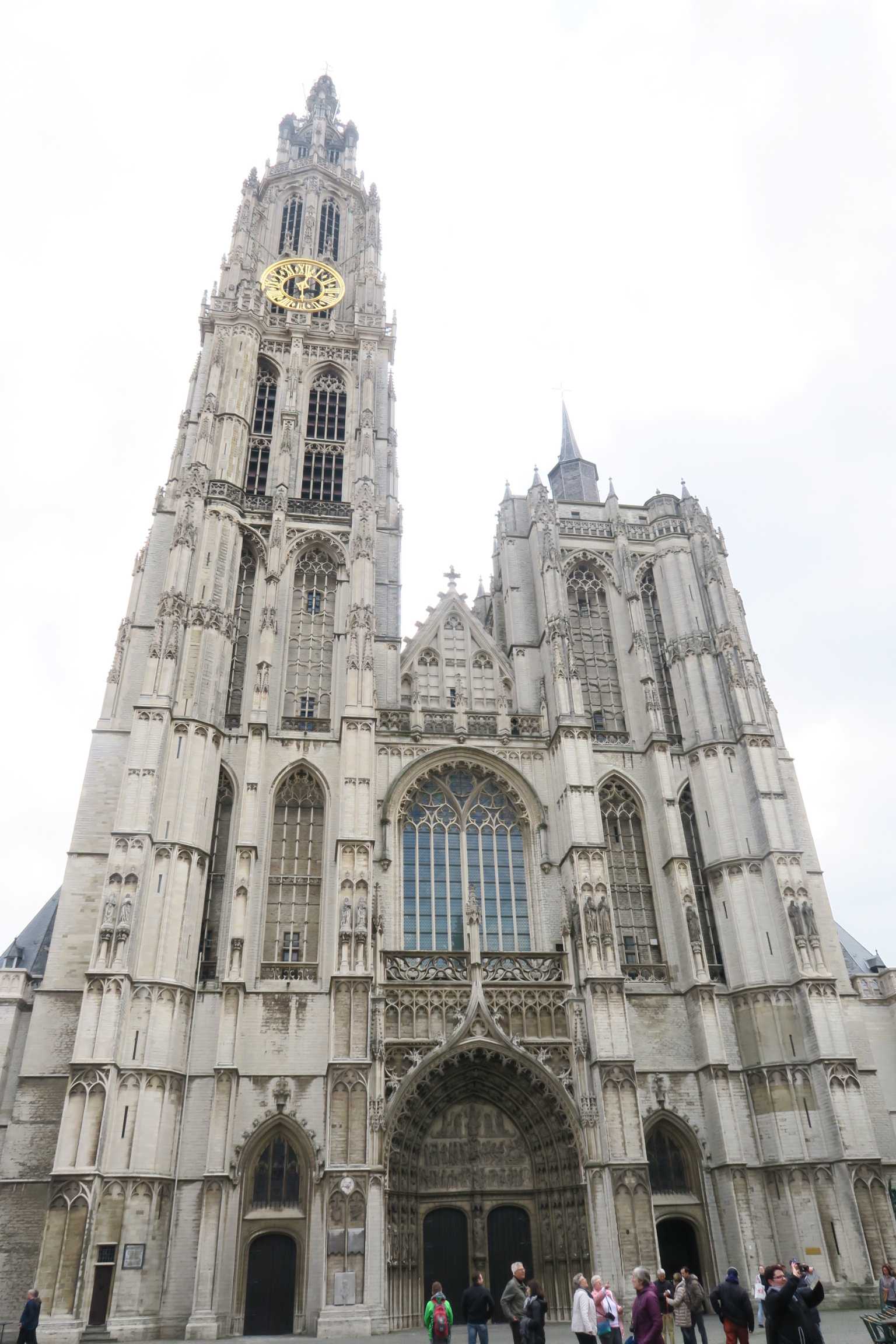 フランダースの犬の大聖堂へ - 双子の姉妹で世界一周！！私たち目線の