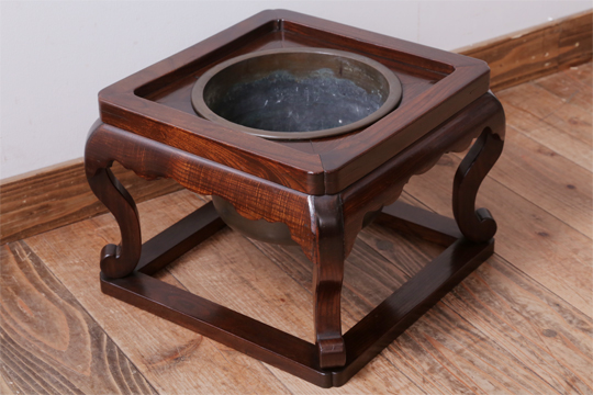 インテリアにも暖房具にも使える！アンティーク火鉢の簡単活用術