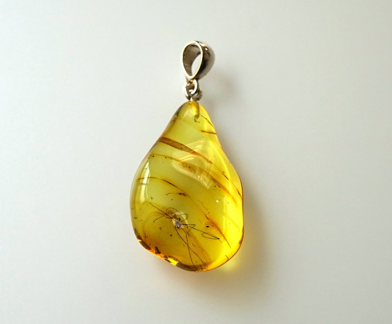 バルト海の天然虫入り琥珀（アンバー）ペンダント ネックレス A01 利中